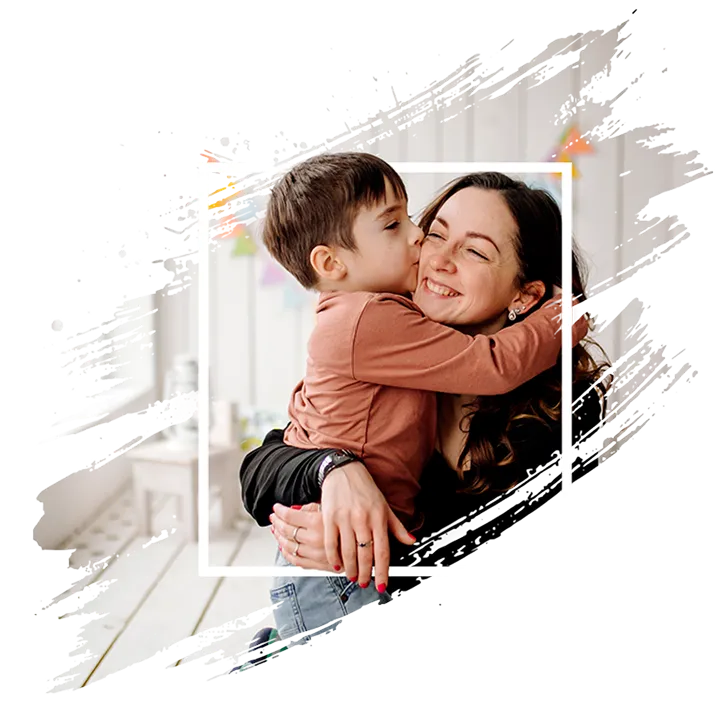 Mãe com filho pequeno no colo